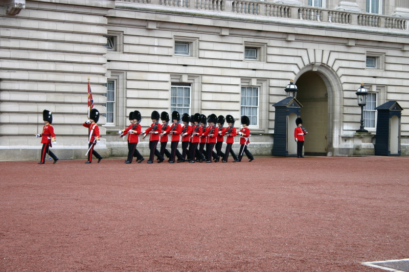 2006-05-26-London-06-Changing-of-the-Guard.JPG