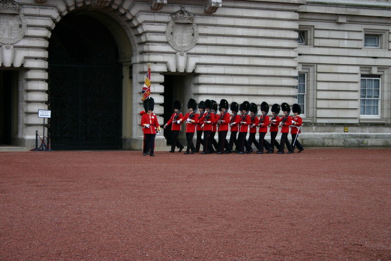 2006-05-26-London-07-Changing-of-the-Guard.JPG