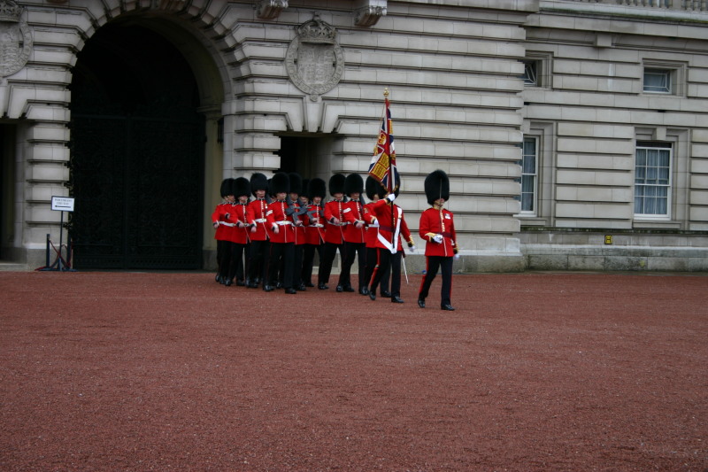 2006-05-26-London-08-Changing-of-the-Guard.JPG