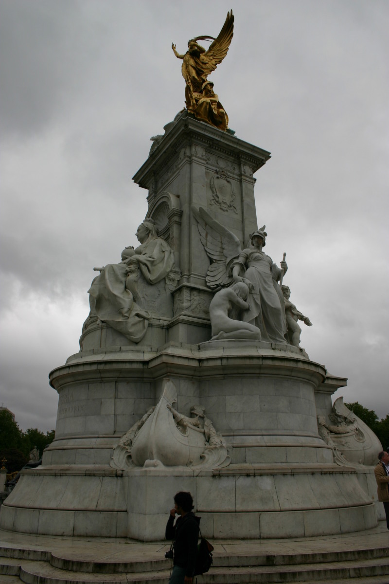 2006/05(May)/London/Day2/800x600_2006-05-26-London-14-Buckingham-Palace.JPG