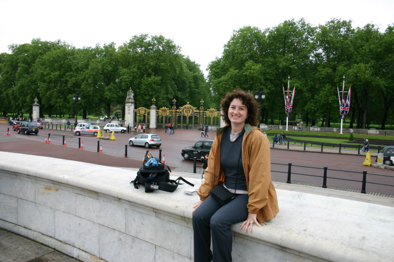 2006/05(May)/London/Day2/800x600_2006-05-26-London-15-Buckingham-Palace-Suzi.JPG