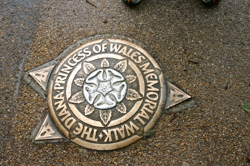 2006-05-26-London-17-the-Diana-Princess-of-Wales-Memorial-Walk-sign.JPG