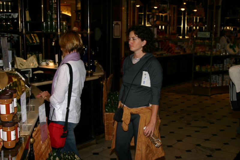 2006/05(May)/London/Day2/800x600_2006-05-26-London-27-Harrods-Suzi-coffee-bar.JPG