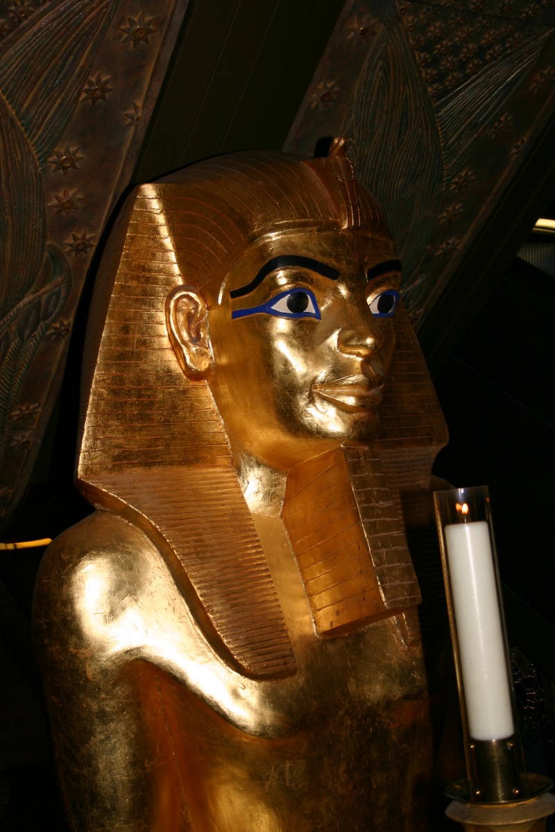 2006/05(May)/London/Day2/800x600_2006-05-26-London-30-Harrods-sphynx.JPG