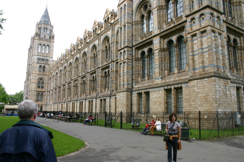 2006/05(May)/London/Day2/800x600_2006-05-26-London-39-Natural-History-Museum-Suzi.JPG
