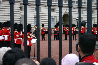 2006-05-26-London-01-Changing-of-the-Guard.JPG