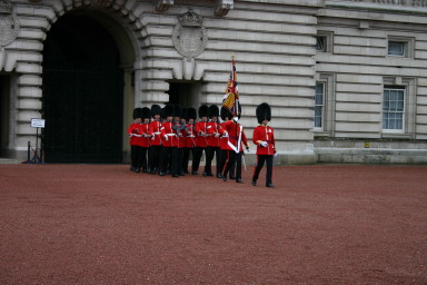 2006-05-26-London-08-Changing-of-the-Guard.JPG