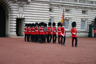 2006-05-26-London-09-Changing-of-the-Guard.JPG