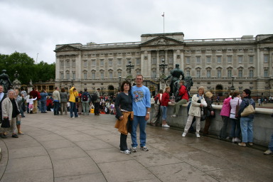 2006-05-26-London-13-Buckingham-Palace-Travis-Suzi.JPG