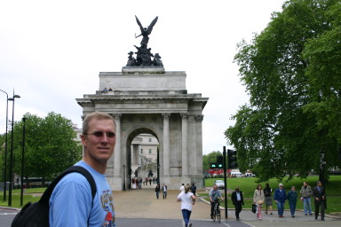 2006-05-26-London-19-Dukes-arch-Travis.JPG