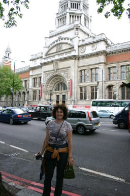 2006-05-26-London-34-Victoria-and-Albert-Museum-Suzi.JPG
