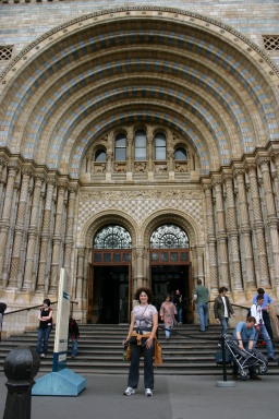 2006-05-26-London-41-Natural-History-Museum-Suzi.JPG
