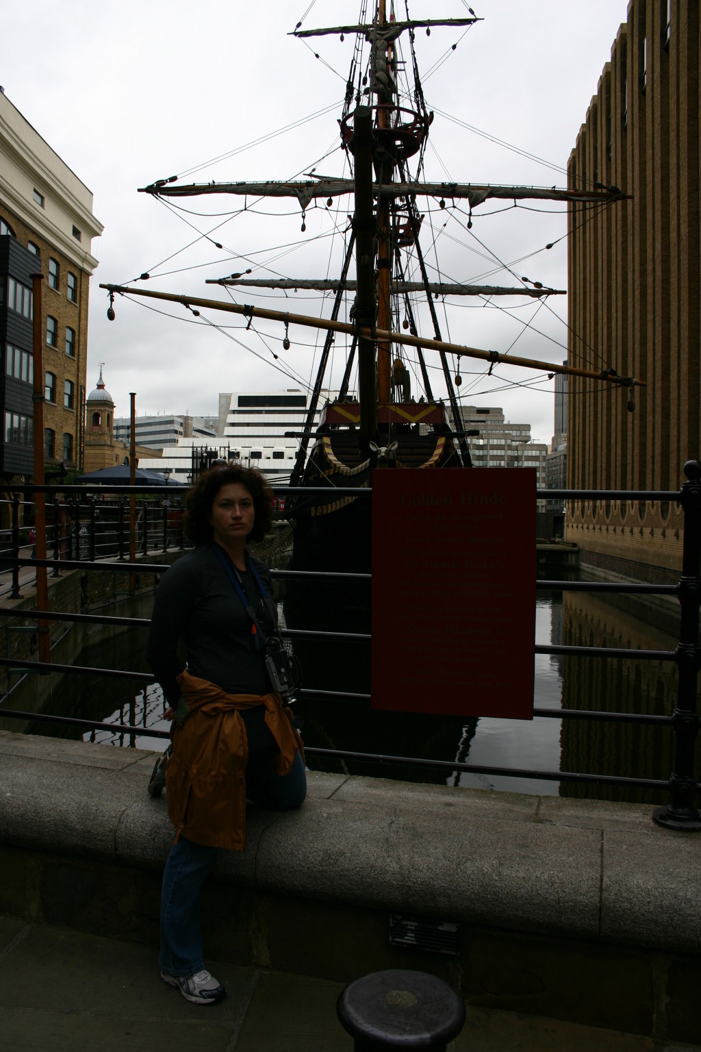 2006/05(May)/London/Day3/1024x768_2006-05-27-London-10-Golden-Hinde-ship-Suzi.JPG