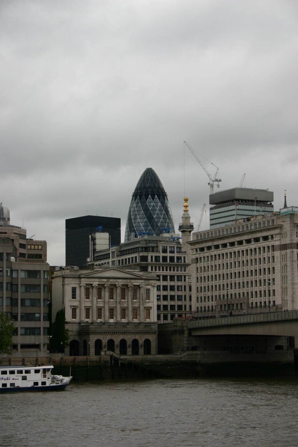 2006/05(May)/London/Day3/1024x768_2006-05-27-London-13-Gurkin-Swiss-RE-building.JPG