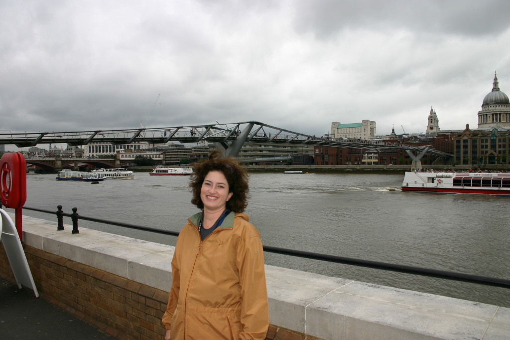 2006/05(May)/London/Day3/1024x768_2006-05-27-London-17-Suzi-Millenium-walking-bridge.JPG