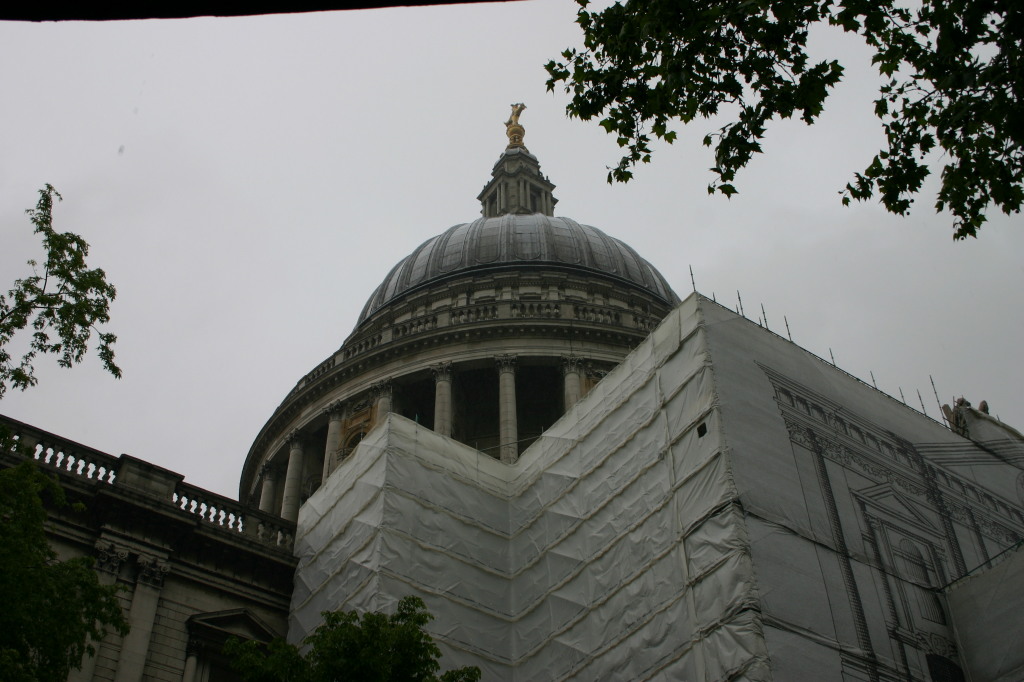 2006/05(May)/London/Day3/1024x768_2006-05-27-London-20-St-Pauls-Cathedral-scaffolding.JPG