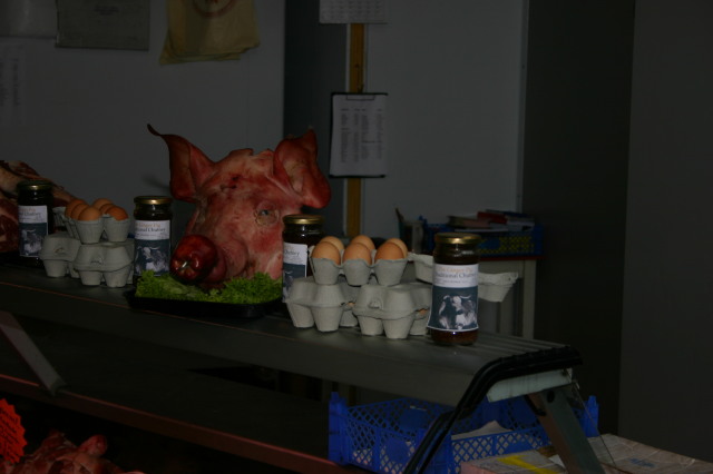 2006/05(May)/London/Day3/640x480_2006-05-27-London-07-Boroughs-market-pigs-head.JPG