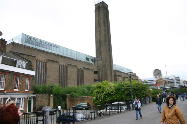 2006/05(May)/London/Day3/640x480_2006-05-27-London-16-Tate-Modern-Museum-Suzi.JPG