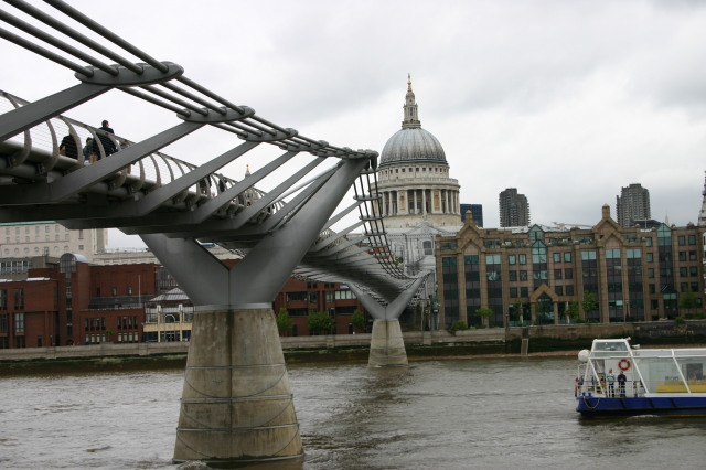 2006/05(May)/London/Day3/640x480_2006-05-27-London-18-Millenium-walking-bridge-St-Pauls-Cathedral.JPG