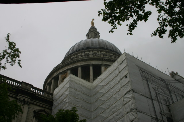 2006/05(May)/London/Day3/640x480_2006-05-27-London-20-St-Pauls-Cathedral-scaffolding.JPG