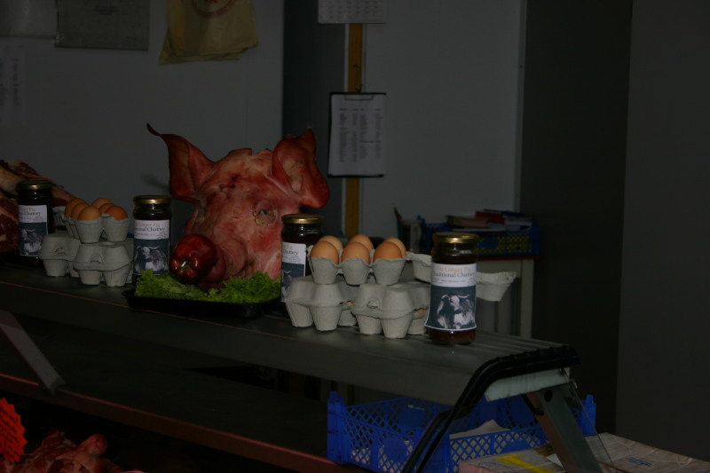 2006-05-27-London-07-Boroughs-market-pigs-head.JPG