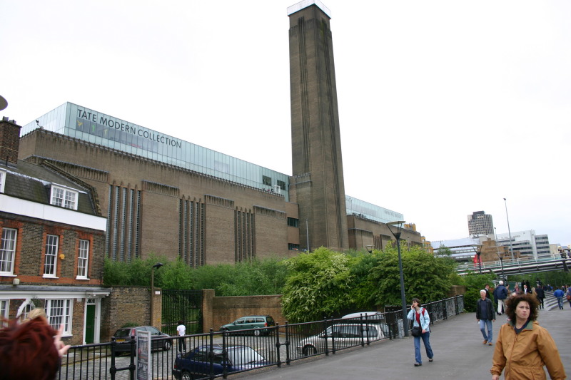 2006/05(May)/London/Day3/800x600_2006-05-27-London-16-Tate-Modern-Museum-Suzi.JPG