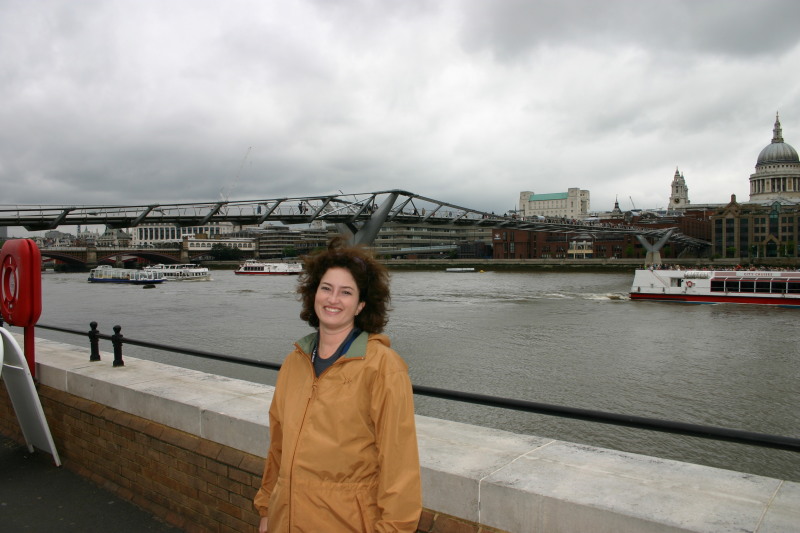 2006/05(May)/London/Day3/800x600_2006-05-27-London-17-Suzi-Millenium-walking-bridge.JPG