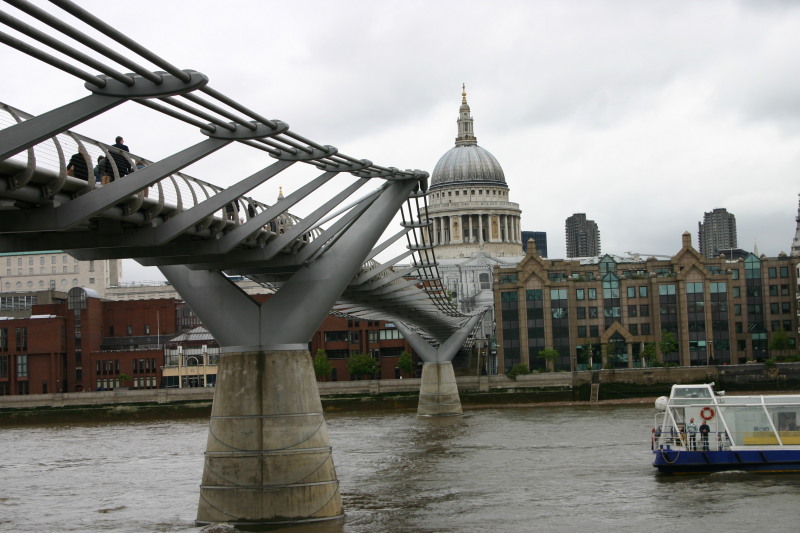 2006/05(May)/London/Day3/800x600_2006-05-27-London-18-Millenium-walking-bridge-St-Pauls-Cathedral.JPG