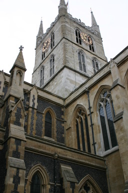 2006-05-27-London-05-Southwark-Cathedral-by-Boroughs-market-Travis.JPG