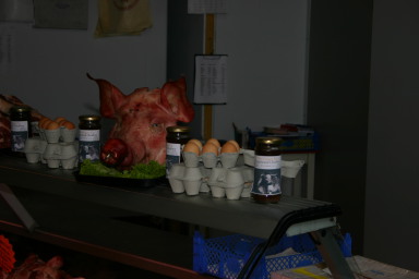 2006-05-27-London-07-Boroughs-market-pigs-head.JPG