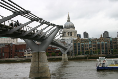 2006-05-27-London-18-Millenium-walking-bridge-St-Pauls-Cathedral.JPG