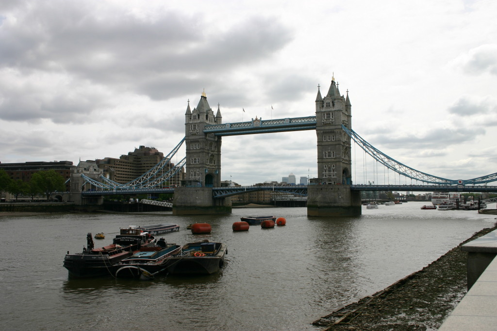 2006-05-28-London-08-bike-tour-London-Bridge.JPG