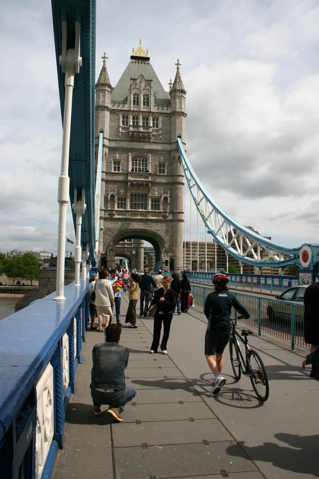 2006-05-28-London-15-bike-tour-Bridge-Suzi.JPG