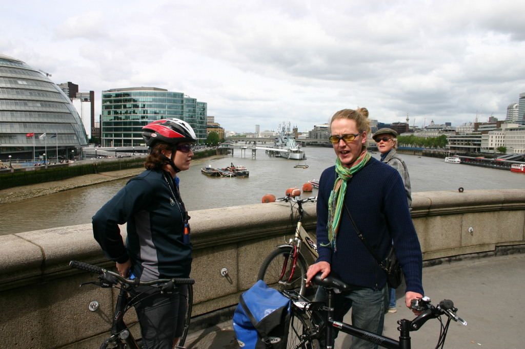 2006-05-28-London-16-bike-tour-Bridge-Suzi-Matthew.JPG