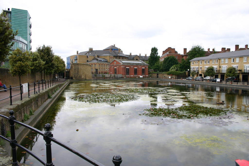2006-05-28-London-20-bike-tour-Wapping-ghost-town.JPG