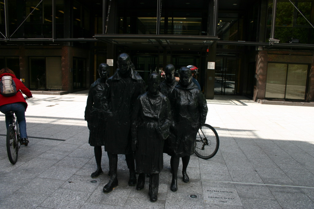 2006-05-28-London-35-bike-tour-Statue.JPG