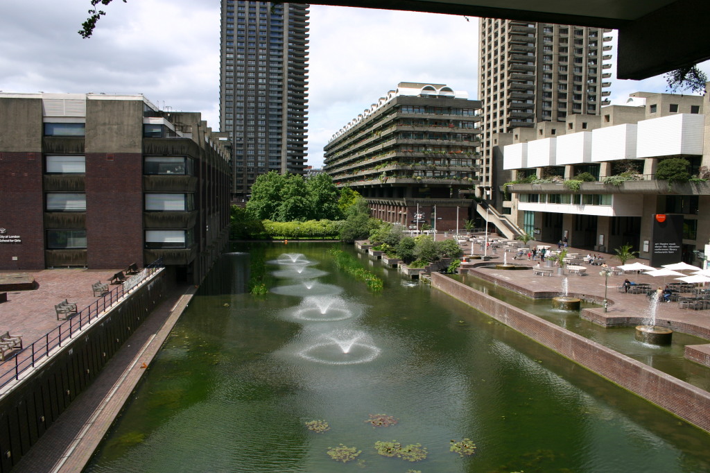 2006-05-28-London-36-bike-tour-Barbican-8th-wonder-of-the-world.JPG