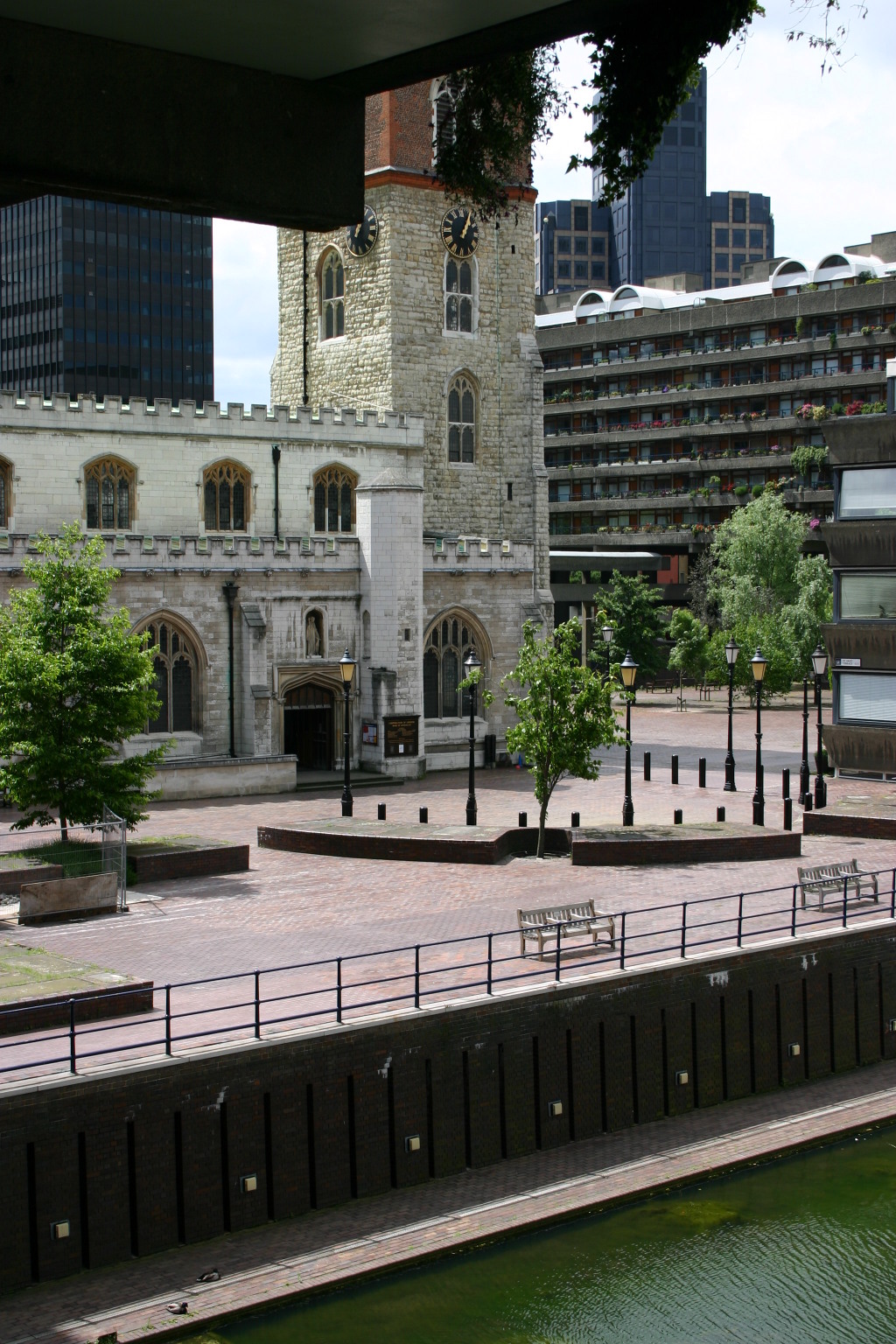 2006-05-28-London-38-bike-tour-old-church.JPG
