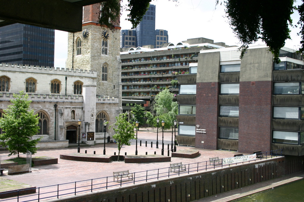 2006-05-28-London-39-bike-tour-old-church.JPG
