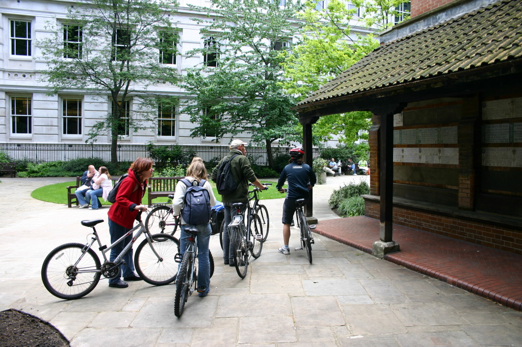 2006-05-28-London-46-bike-tour-from-Movie-Closer.JPG