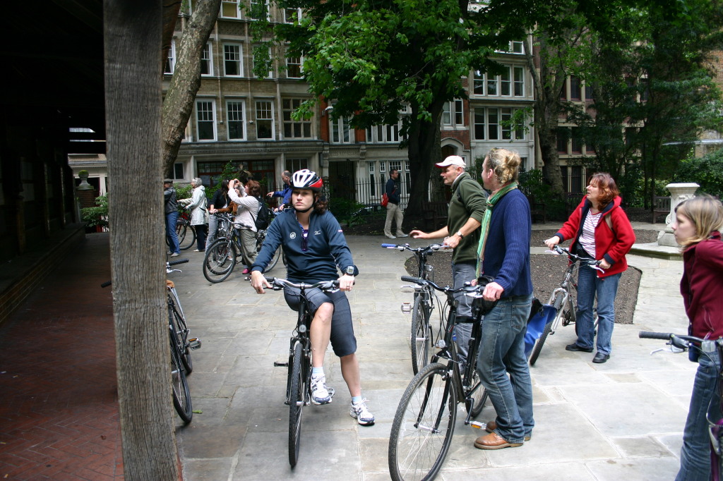 2006-05-28-London-47-bike-tour-from-Movie-Closer-Suzi-Matthew.JPG