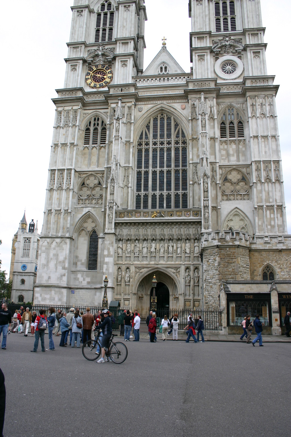 2006-05-28-London-65-bike-tour-Westminster-Abbey-Suzi.JPG