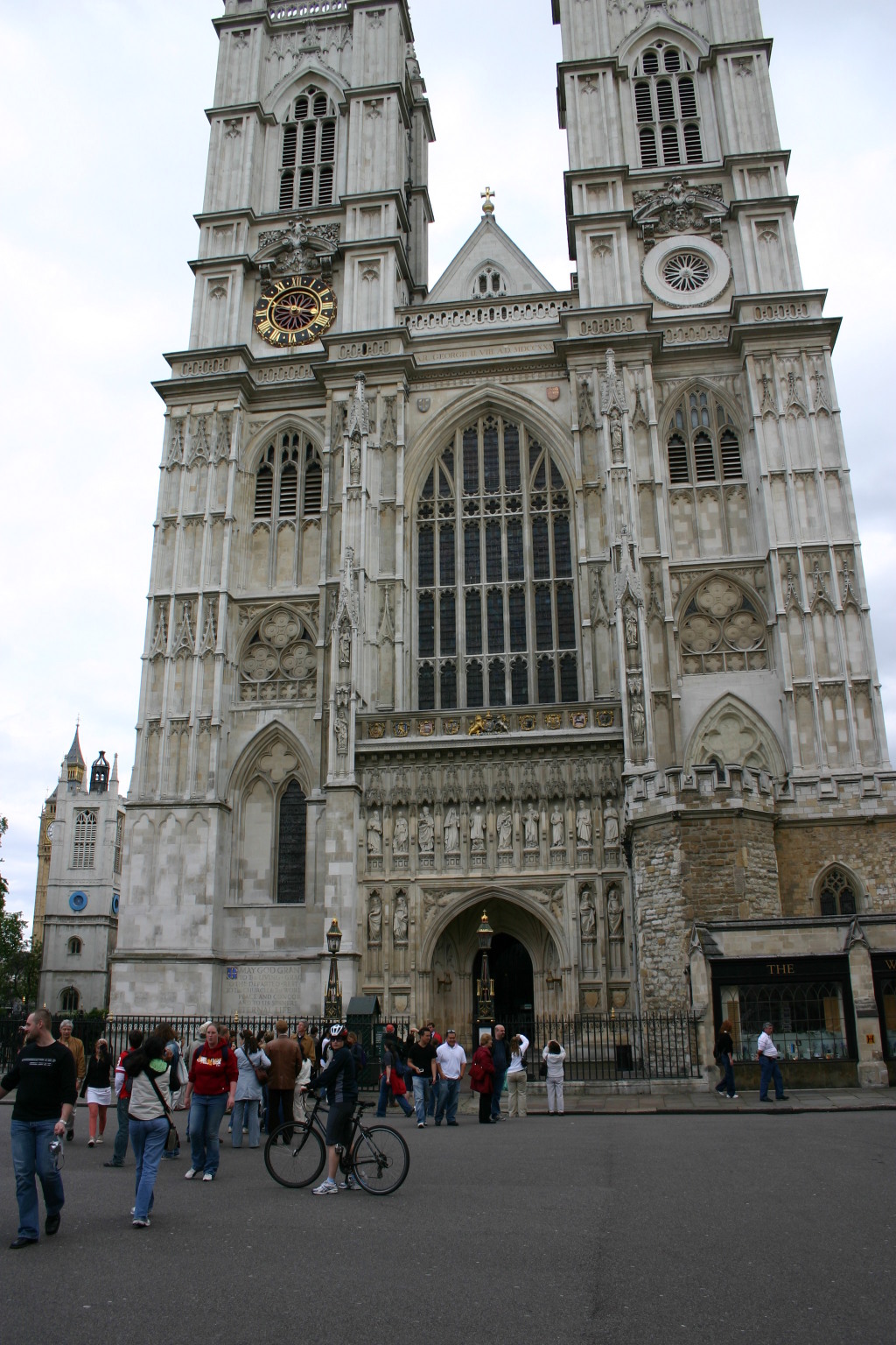 2006-05-28-London-66-bike-tour-Westminster-Abbey-Suzi.JPG