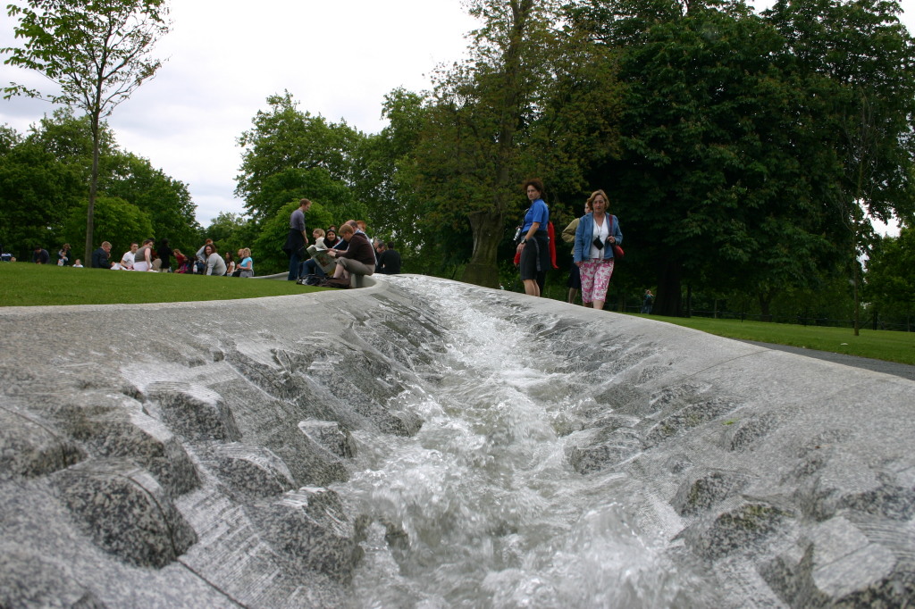 2006-05-28-London-76-bike-tour-Diana-memorial-fountain-Suzi.JPG