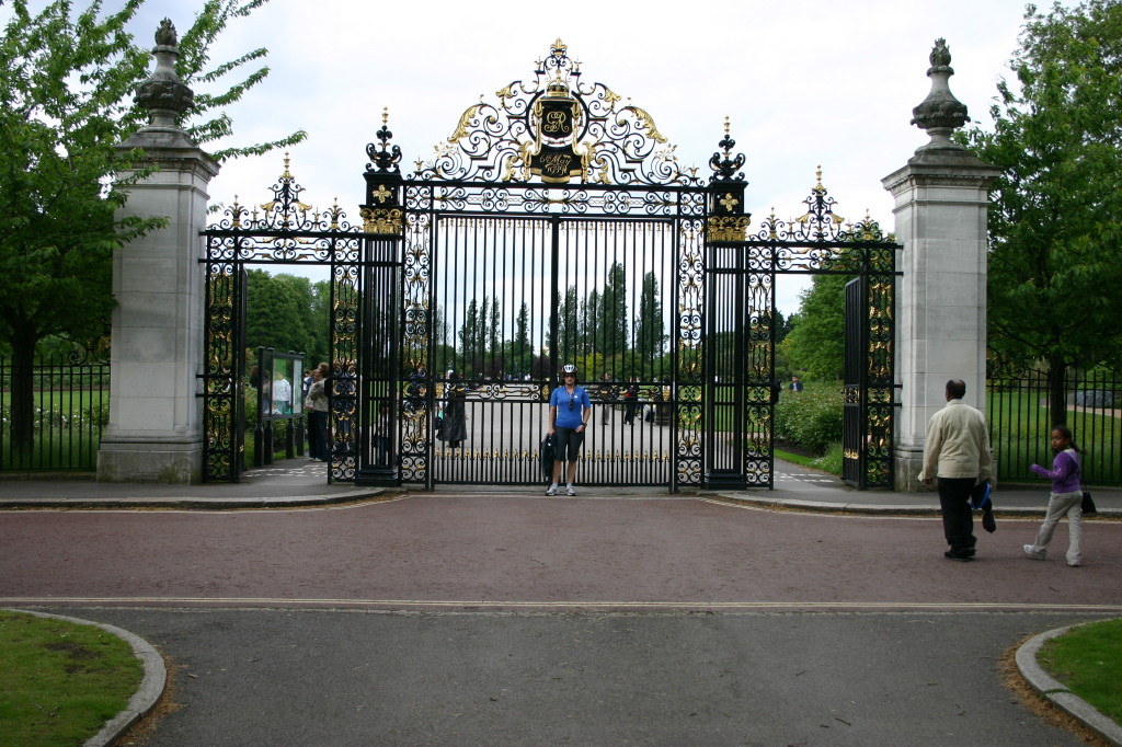 2006-05-28-London-79-bike-tour-Regeants-Park-Suzi.JPG