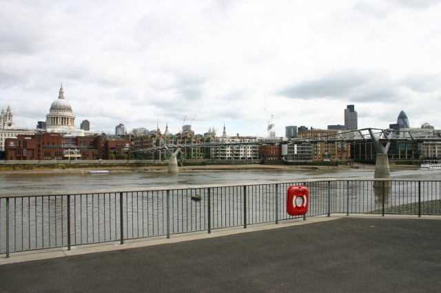 2006/05(May)/London/Day4/640x480_2006-05-28-London-04-Millenium-Bridge.JPG