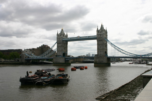 2006-05-28-London-08-bike-tour-London-Bridge.JPG