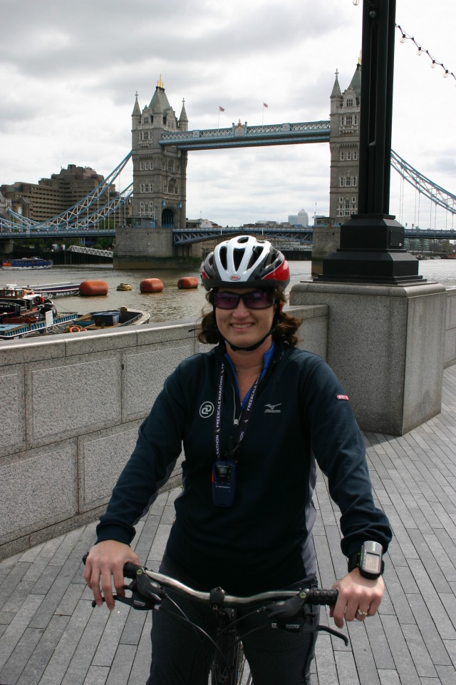 2006-05-28-London-11-bike-tour-Suzi-London-Bridge.JPG