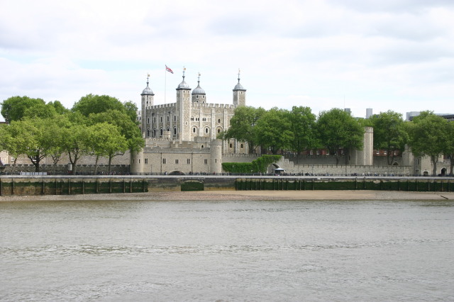 2006-05-28-London-12-bike-tour-London-Tower.JPG
