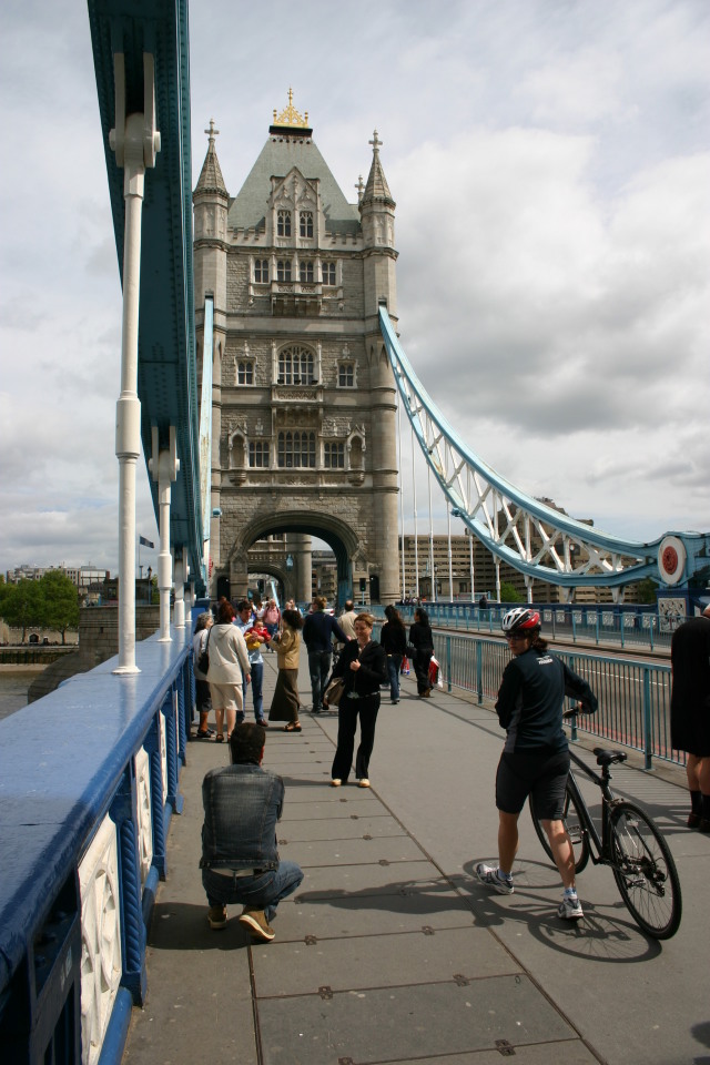 2006/05(May)/London/Day4/640x480_2006-05-28-London-14-bike-tour-Bridge-Suzi.JPG